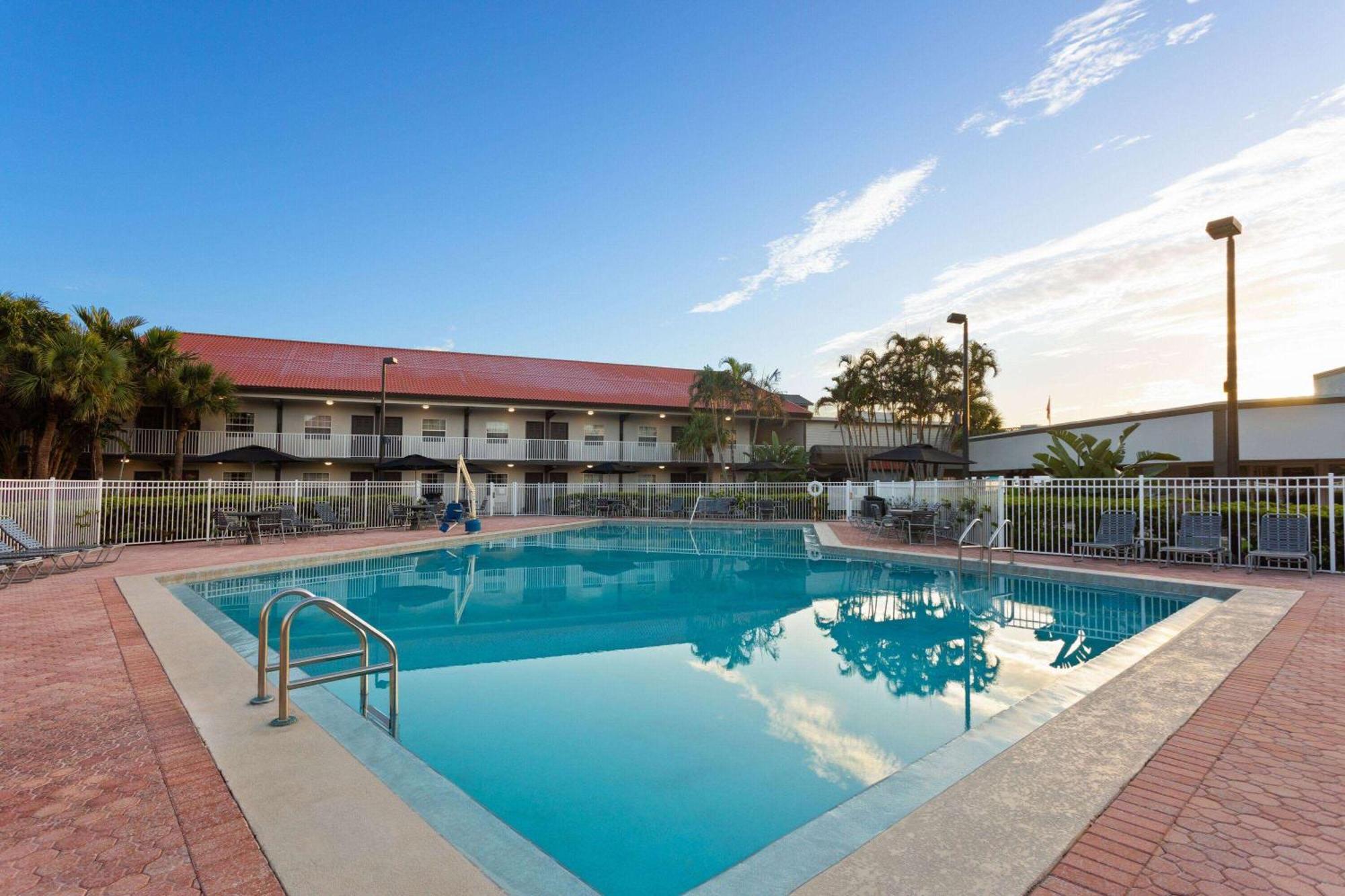 La Quinta Inn By Wyndham Cocoa Beach-Port Canaveral Екстериор снимка