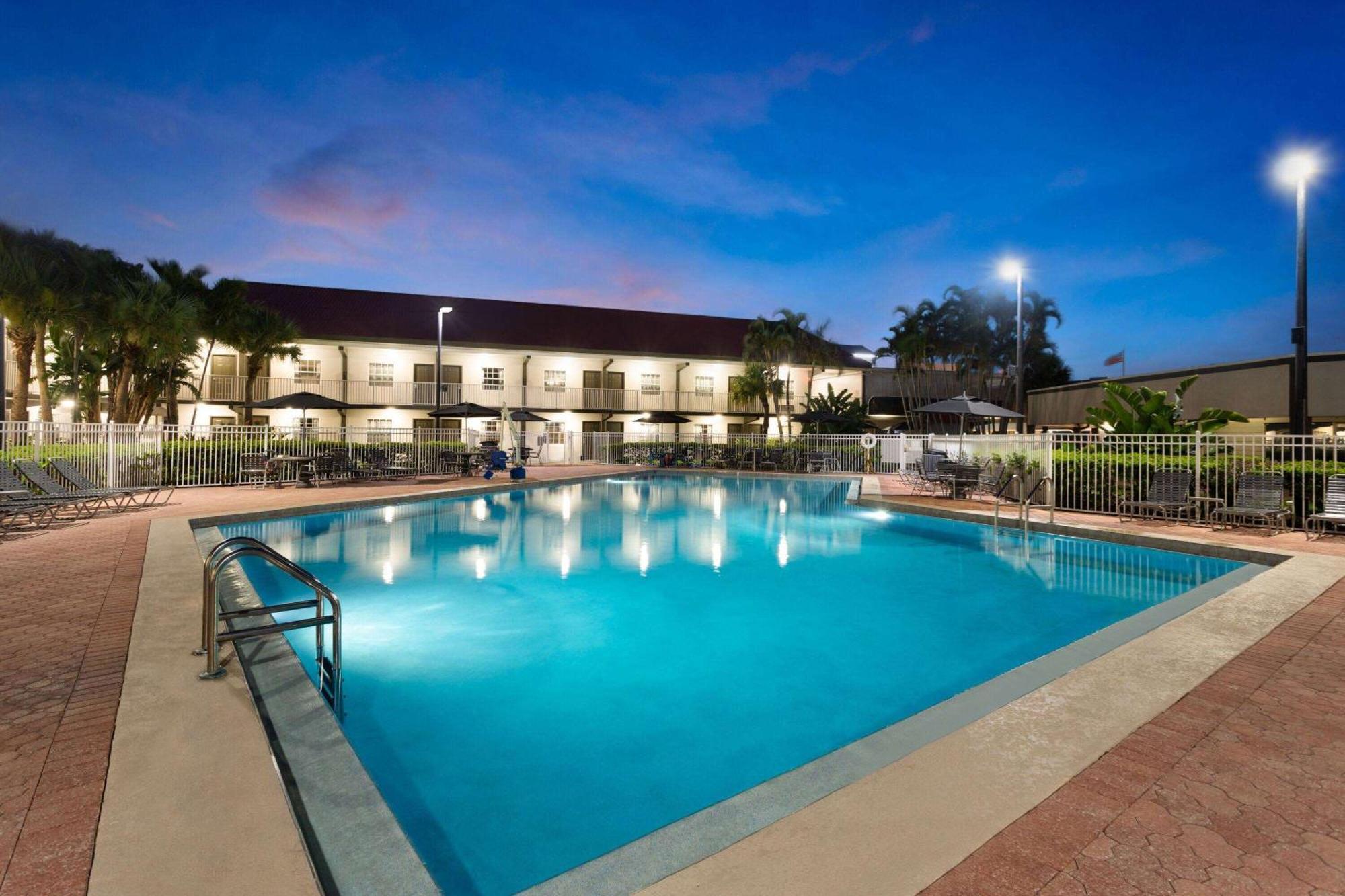 La Quinta Inn By Wyndham Cocoa Beach-Port Canaveral Екстериор снимка