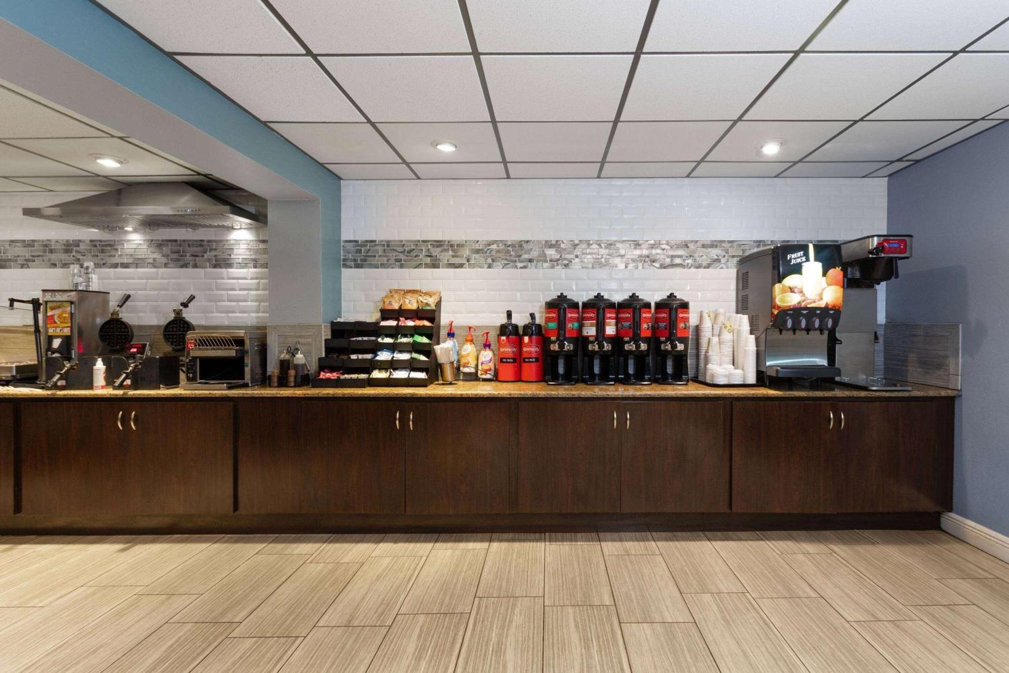 La Quinta Inn By Wyndham Cocoa Beach-Port Canaveral Екстериор снимка